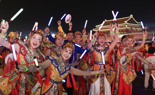 「中国日报网」如何用英语介绍昨晚天安门广场的联欢活动？