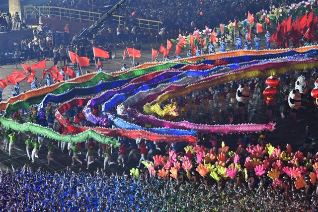 「中国日报网」如何用英语介绍昨晚天安门广场的联欢活动？