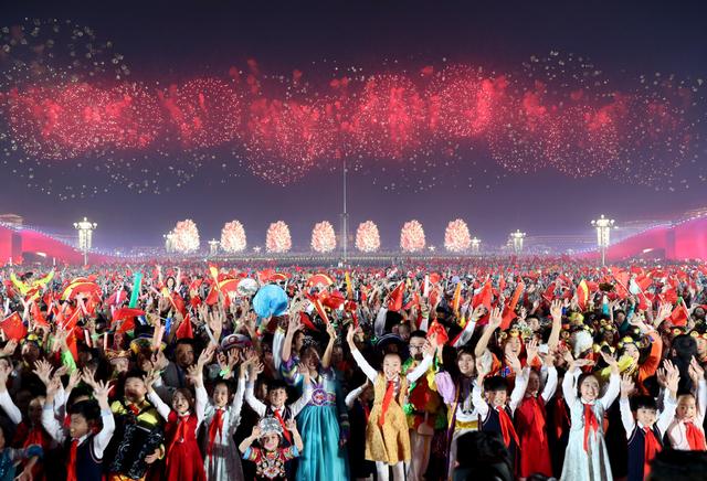 「中国日报网」如何用英语介绍昨晚天安门广场的联欢活动？