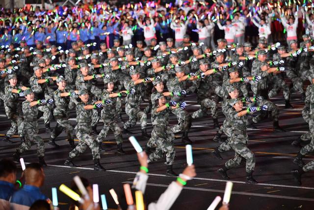 「中国日报网」如何用英语介绍昨晚天安门广场的联欢活动？