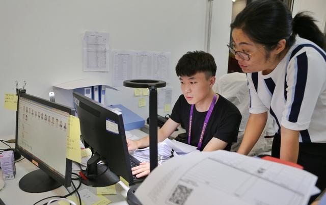 「北京日报客户端」观礼台指挥部支教大学生：第一时间从大漠边疆赶回