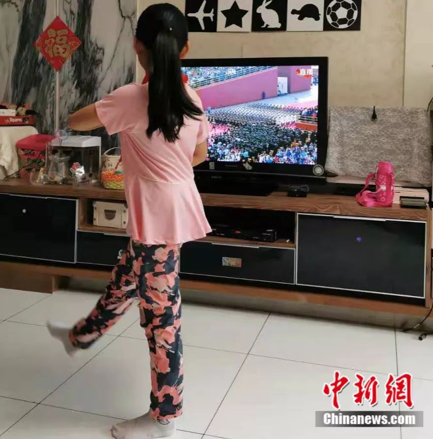 [中国新闻网]泪目！朋友圈敬礼女孩