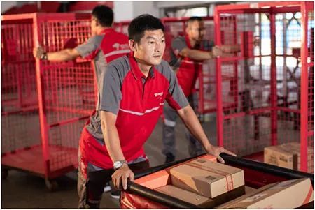 【人民网】参加国庆群众游行的“快递小哥”，故事不简单！