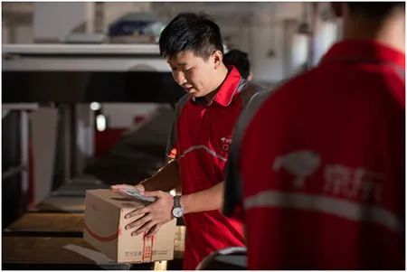 【人民网】参加国庆群众游行的“快递小哥”，故事不简单！