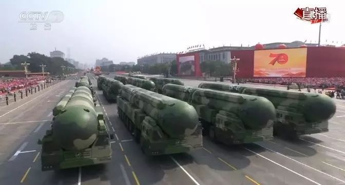 #每日经济新闻#国庆阅兵将如何影响A股？假期还有5天，这一板块已经按不住了！