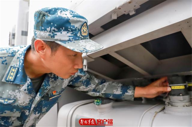 「中国军网」暖男？技术流？看看阅兵训练场下的幕后“面孔”