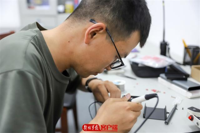 「中国军网」暖男？技术流？看看阅兵训练场下的幕后“面孔”