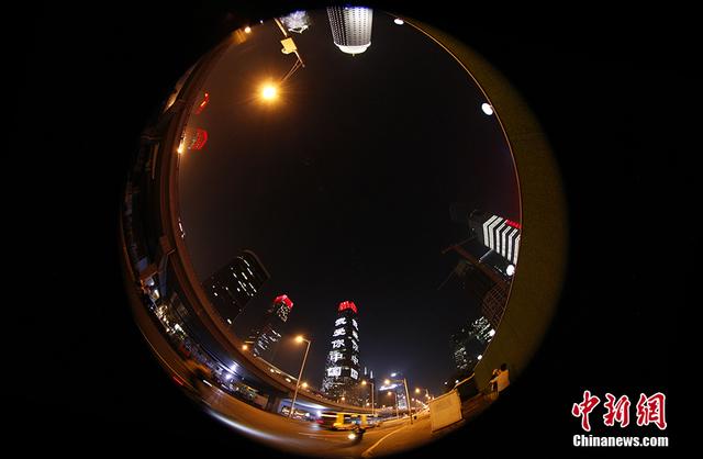 中国日报网■灯光璀璨 北京多地标上演国庆灯光秀向祖国表白