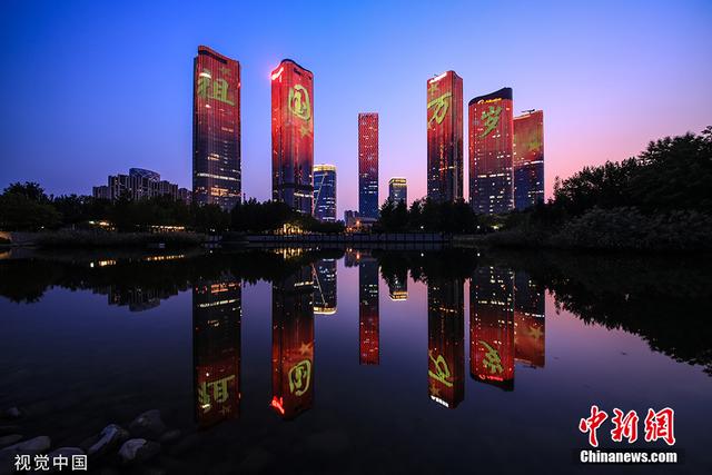 中国日报网■灯光璀璨 北京多地标上演国庆灯光秀向祖国表白