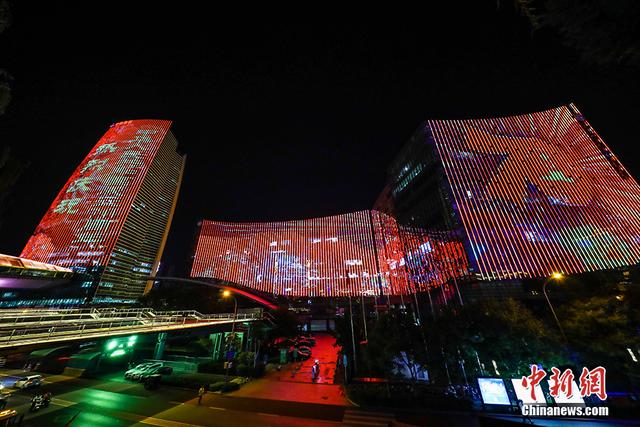 中国日报网■灯光璀璨 北京多地标上演国庆灯光秀向祖国表白