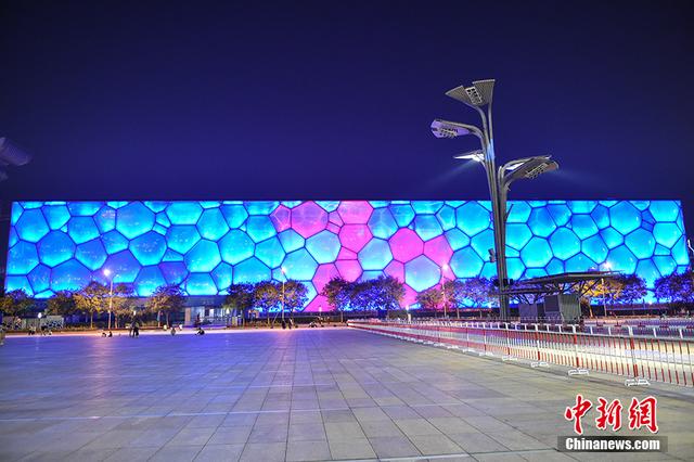 中国日报网■灯光璀璨 北京多地标上演国庆灯光秀向祖国表白