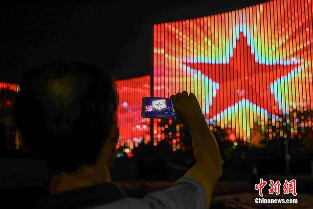 中国日报网■灯光璀璨 北京多地标上演国庆灯光秀向祖国表白