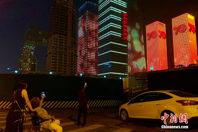 中国日报网■灯光璀璨 北京多地标上演国庆灯光秀向祖国表白