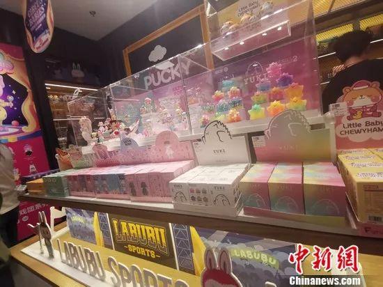 「中国侨网」穷玩车富玩表，土豪跟着盲盒跑