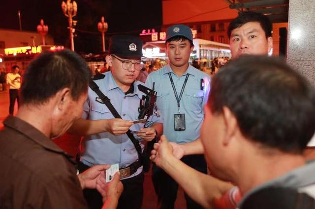[北京日报客户端]保国庆安全！北京公交警方每日投入3000余人次警力