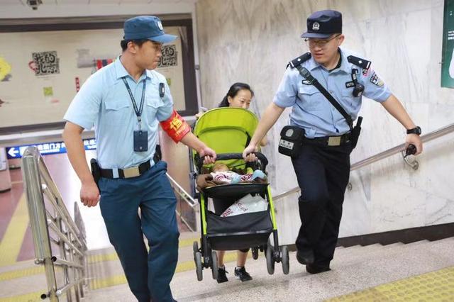 [北京日报客户端]保国庆安全！北京公交警方每日投入3000余人次警力