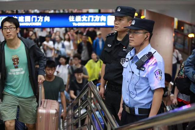 [北京日报客户端]保国庆安全！北京公交警方每日投入3000余人次警力