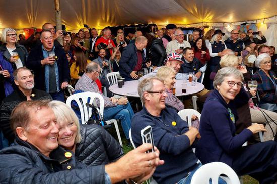 #环球网#英酒吧组织432名叫奈杰尔的人聚会 破世界纪录