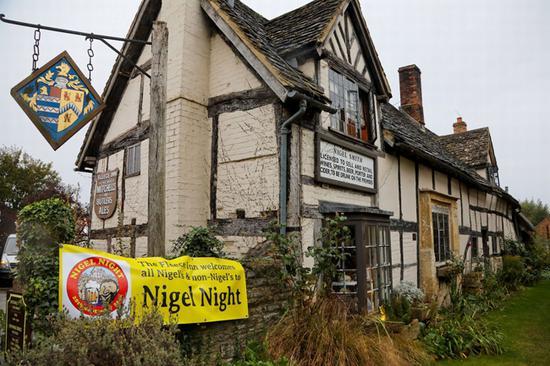 #环球网#英酒吧组织432名叫奈杰尔的人聚会 破世界纪录