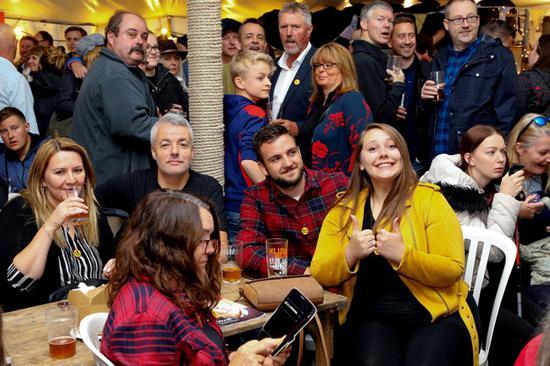 #环球网#英酒吧组织432名叫奈杰尔的人聚会 破世界纪录