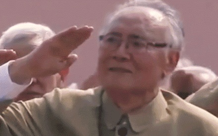 「观察者网」101岁老人登阅兵场激动落泪:当年战友的目标实现了