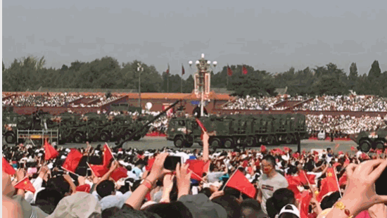 「光明网」动图丨燃爆全场！国庆阅兵这些“大国重器”亮相现场