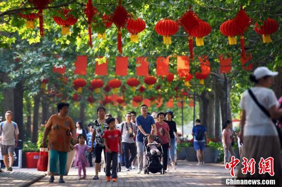[中国新闻网]庆祝新中国成立70周年游园活动在北京举行