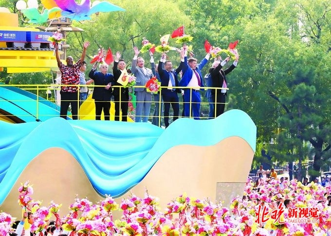 【北京晚报】国庆群众游行总导演肖向荣全方位解读：“我们”走过天安门