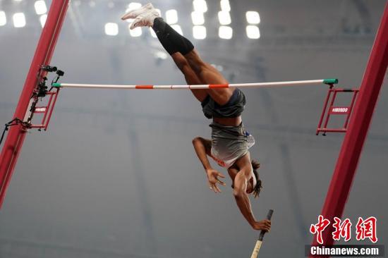 #中国新闻网#多哈田径世锦赛：撑杆跳决赛中的瞬间