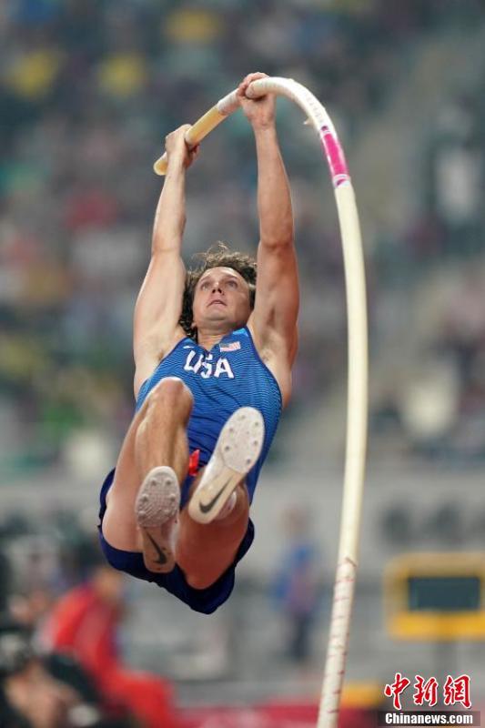 #中国新闻网#多哈田径世锦赛：撑杆跳决赛中的瞬间