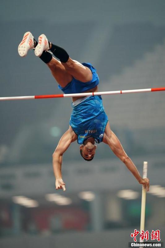 #中国新闻网#多哈田径世锦赛：撑杆跳决赛中的瞬间