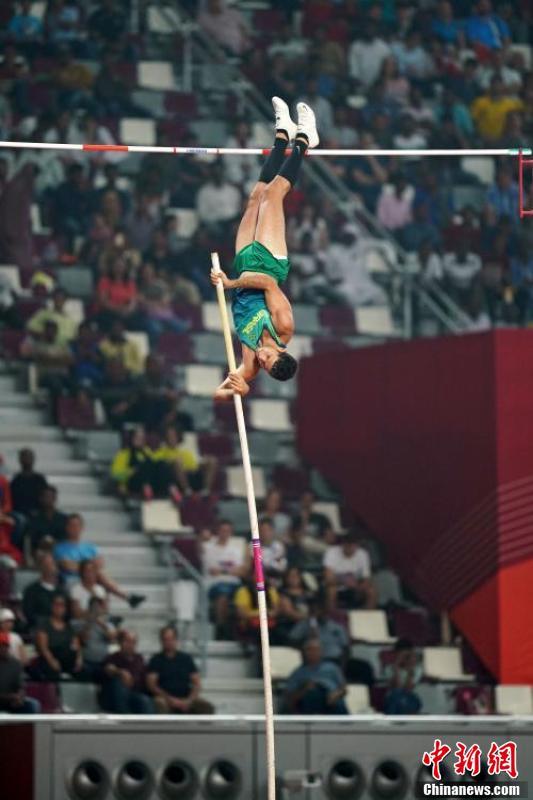 #中国新闻网#多哈田径世锦赛：撑杆跳决赛中的瞬间