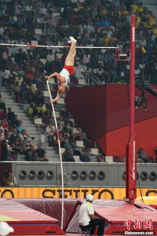 #中国新闻网#多哈田径世锦赛：撑杆跳决赛中的瞬间