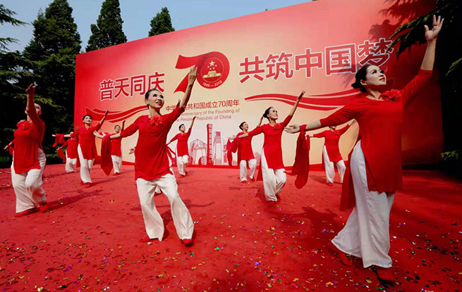 人民网-北京频道：普天同庆共筑中国梦 朝阳区日坛公园游园活动开幕