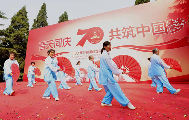 人民网-北京频道：普天同庆共筑中国梦 朝阳区日坛公园游园活动开幕