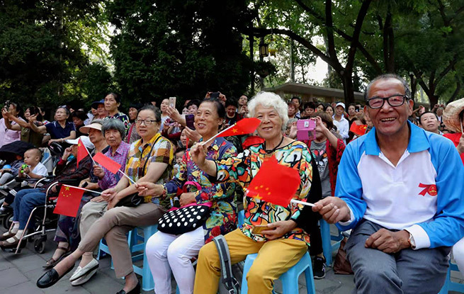 人民网-北京频道：普天同庆共筑中国梦 朝阳区日坛公园游园活动开幕