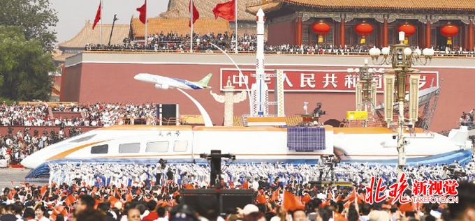 北京晚报■3500余名师生“破浪” “理工男”游行用上了物理学