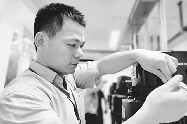 陈冬根:高温天,保证泵房运转万无一失