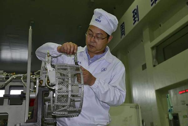 [澎湃新闻]可爱的中国，奋进的上海｜王曙群：为参与强军建设而骄傲