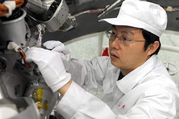 [澎湃新闻]可爱的中国，奋进的上海｜王曙群：为参与强军建设而骄傲