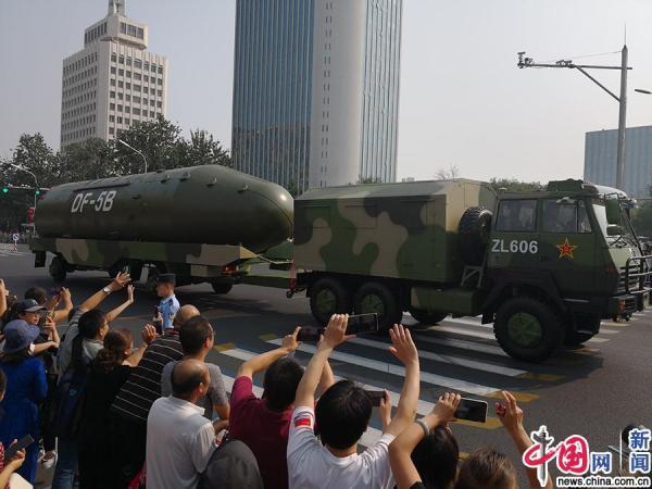 「中国网」来了来了！大阅兵武器装备车队来了