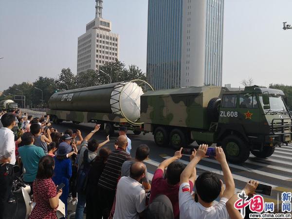 「中国网」来了来了！大阅兵武器装备车队来了