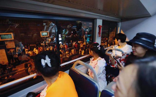 新京报■北京公交国庆夜景观光线今开通，有乘客提前一小时来排队