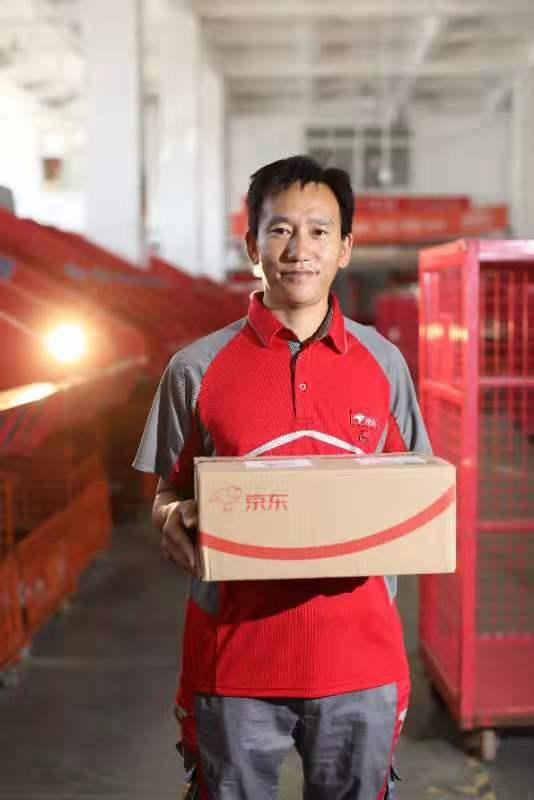 新京报：快递小哥参加国庆群众游行：“美好生活”就是现在