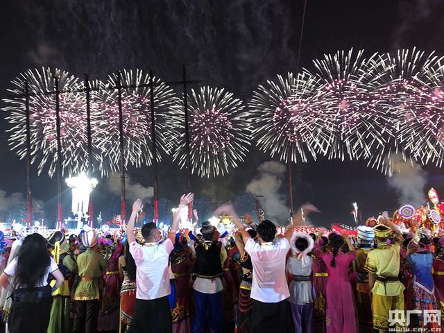央广网：烟花树上孔雀开屏 国庆群众联欢活动上斑斓夺目的烟花盛宴如何“炼成”？