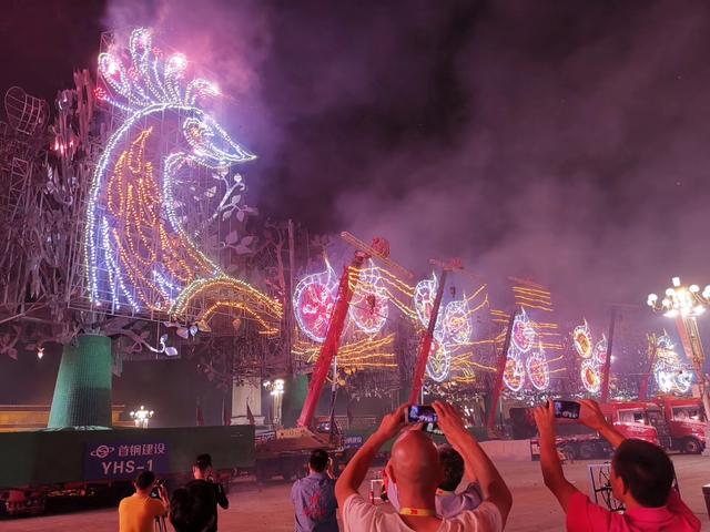 [新京报]昨晚天安门广场上的7棵巨型树，为何会动又会放烟花？