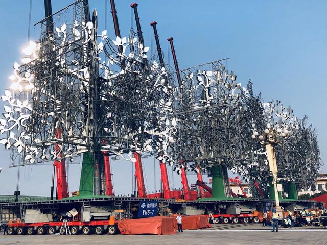 [新京报]昨晚天安门广场上的7棵巨型树，为何会动又会放烟花？