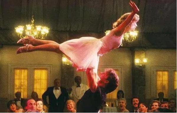 「光明网」弟弟婚礼上的沙雕表演！姐姐重现辣身舞经典桥段将老公压成脑震荡