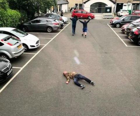 [北青网]外国一男子在停车场遭受攻击 致下颌骨折