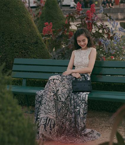光明网：杨颖的私服搭配有多好？镂空上衣+印花长裙，女神气质十足